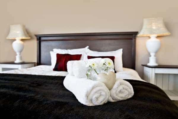 hotel bedroom 10271417